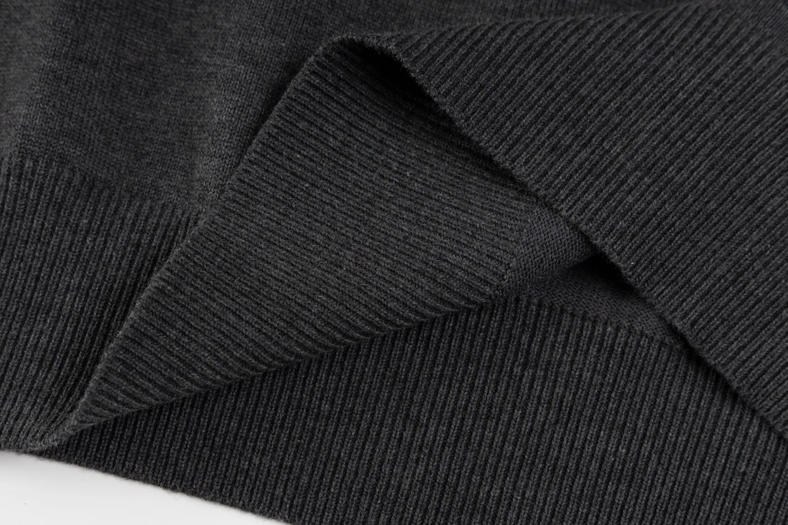 P206 #R80 Ralph Lauren Knitted Pony Embroidered Round Neck Pullover Sweater Official Website Synchronized Same Style for Men and Women Sizes: S-XL Color: White Blue Khaki Army Green Dark Gray Gray Navy Red Label Navy Blue White Label Black White Label Black Red Label Classic Cotton Yarn 100% White Cotton High Quality Goods Classic styles have always been popular! The workmanship details are very good! The simple round neck pullover sweater is always the standard, with classic brand embroidery on the chest! All major stars have the same style! Best for couples. High quality goods! Xinjiang cotton micro-elastic and smooth fabric has excellent quality. Pure cotton is soft and skin-friendly. Size: S M L